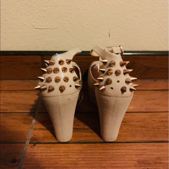 High heels - Picture 4 of 6